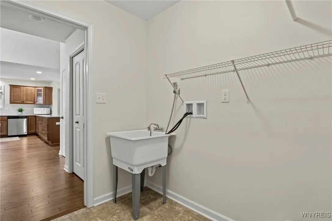 11 Henslow, Lancaster, New York 14086, Lancaster, New York 14086, 2 Bedrooms Bedrooms, 5 Rooms Rooms,2 BathroomsBathrooms,Residential,For Sale,11 Henslow, Lancaster, New York 14086,B1625427