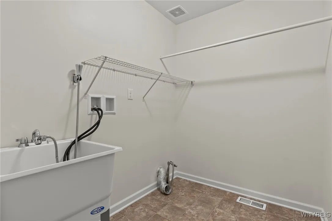 11 Henslow, Lancaster, New York 14086, Lancaster, New York 14086, 2 Bedrooms Bedrooms, 5 Rooms Rooms,2 BathroomsBathrooms,Residential,For Sale,11 Henslow, Lancaster, New York 14086,B1625426