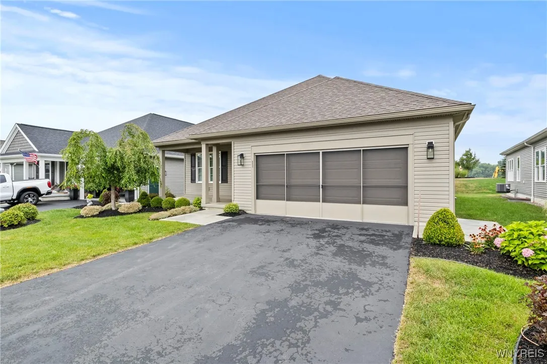 11 Henslow, Lancaster, New York 14086, Lancaster, New York 14086, 2 Bedrooms Bedrooms, 5 Rooms Rooms,2 BathroomsBathrooms,Residential,For Sale,11 Henslow, Lancaster, New York 14086,B1625426