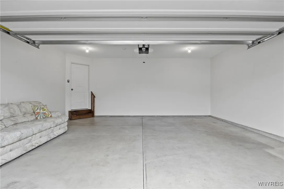 11 Henslow, Lancaster, New York 14086, Lancaster, New York 14086, 2 Bedrooms Bedrooms, 5 Rooms Rooms,2 BathroomsBathrooms,Residential,For Sale,11 Henslow, Lancaster, New York 14086,B1625426