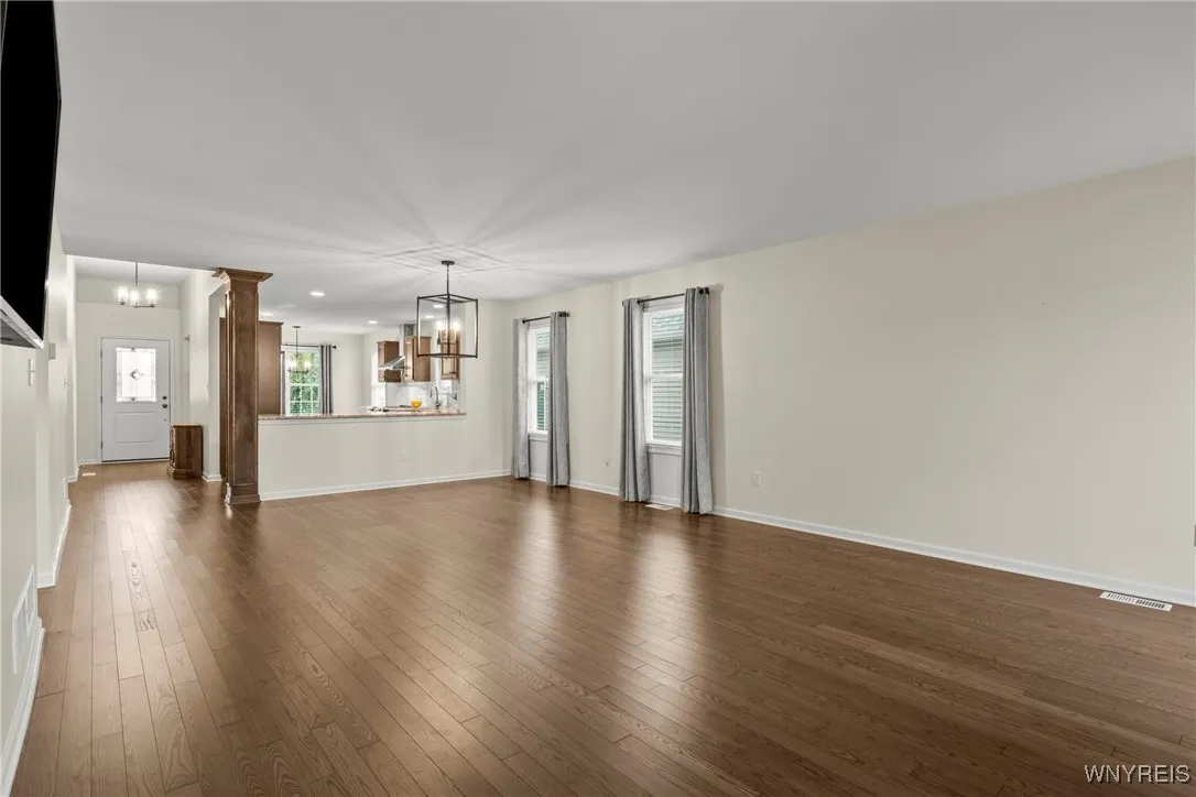 11 Henslow, Lancaster, New York 14086, Lancaster, New York 14086, 2 Bedrooms Bedrooms, 5 Rooms Rooms,2 BathroomsBathrooms,Residential,For Sale,11 Henslow, Lancaster, New York 14086,B1625426