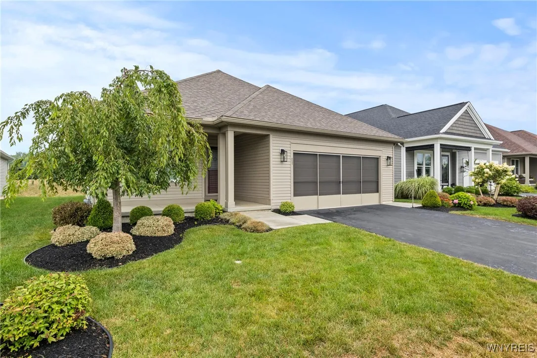 11 Henslow, Lancaster, New York 14086, Lancaster, New York 14086, 2 Bedrooms Bedrooms, 5 Rooms Rooms,2 BathroomsBathrooms,Residential,For Sale,11 Henslow, Lancaster, New York 14086,B1625426