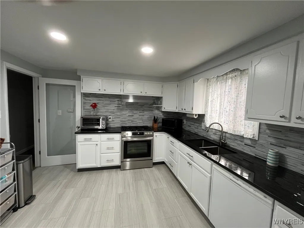 44 Fairelm Lane, Cheektowaga, New York 14227, Cheektowaga, New York 14227, 5 Bedrooms Bedrooms, ,2 BathroomsBathrooms,Residential,For Sale,44 Fairelm Lane, Cheektowaga, New York 14227,B1627444