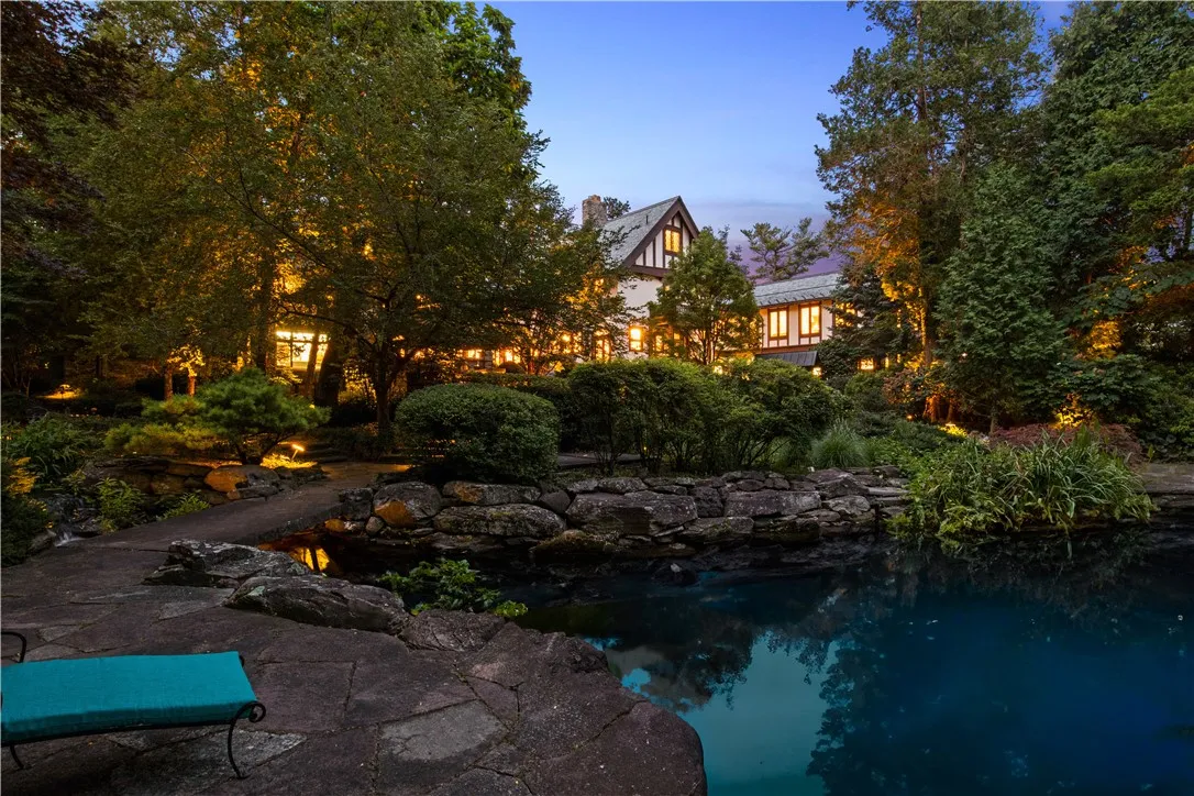 The grounds feature gardens, serene waterfalls,
tranquil streams, elegant fountains, charming stone bridges, and meticulously maintained koi ponds.