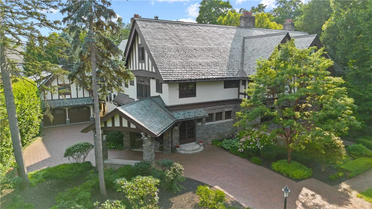 Beautiful view of the private driveway.
