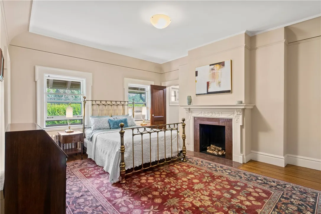 You will be impressed by the ample size of the many bedrooms.
