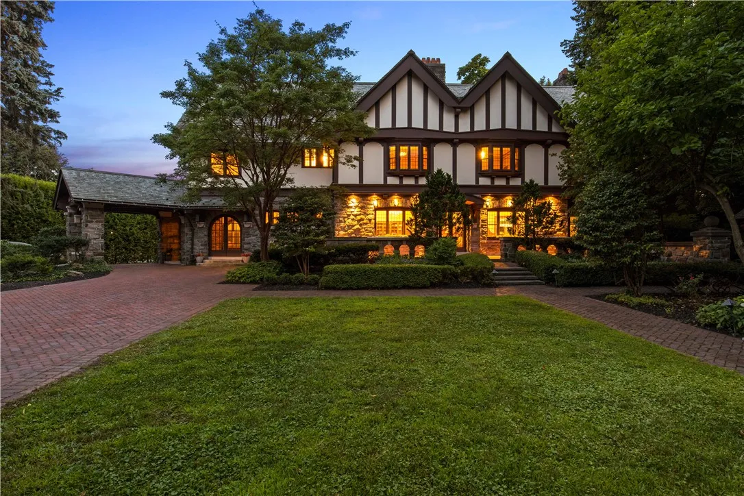 The estate was built for Anna
Bausch Drescher, daughter of John Jacob Bausch, the esteemed co-founder of Bausch & Lomb.