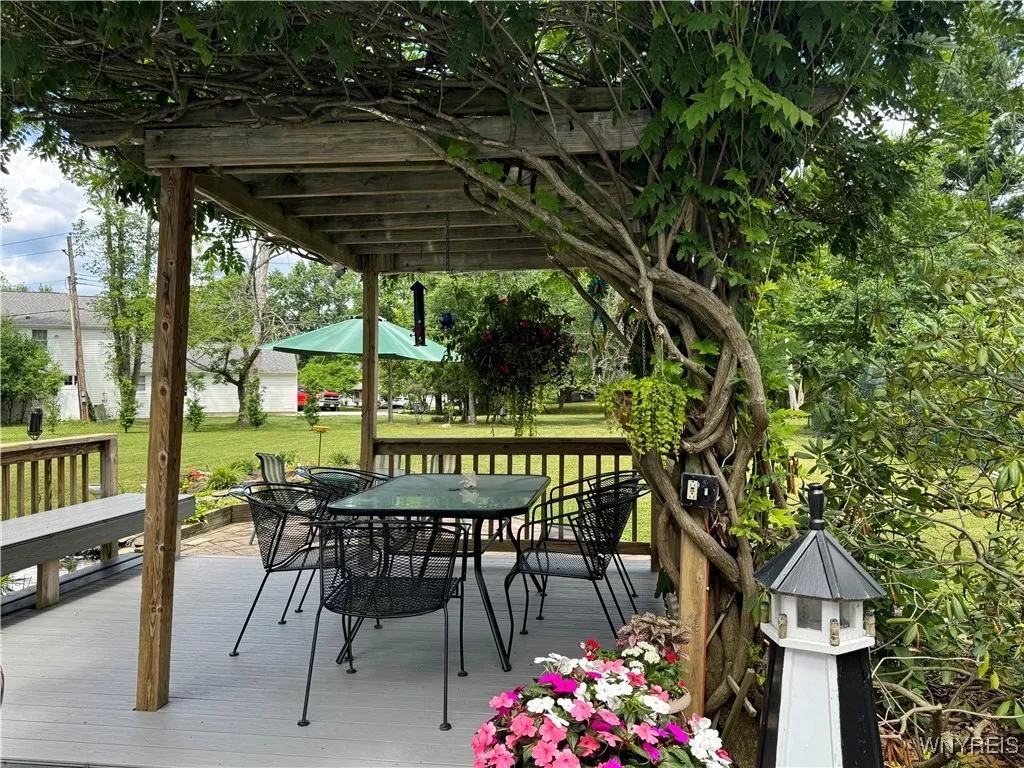 Deck with pergola