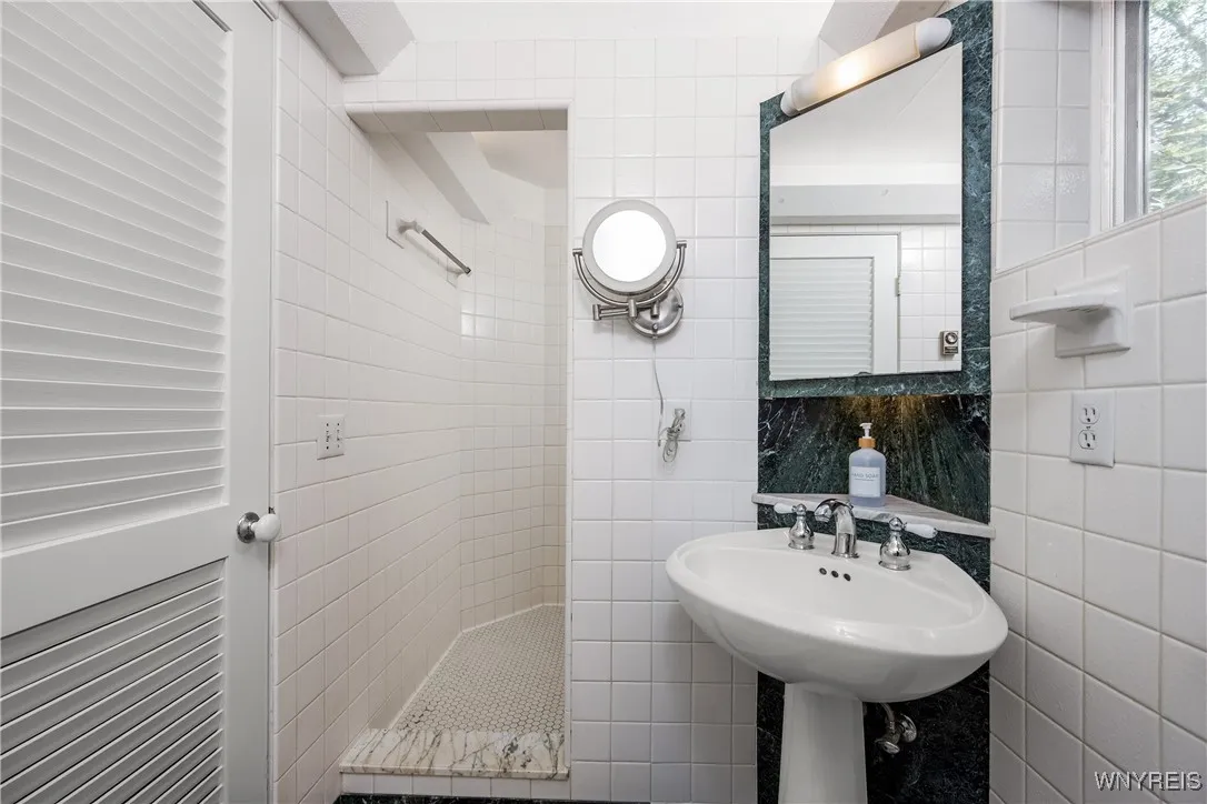 2054 Center St Street, Aurora, New York 14052, Aurora, New York 14052, 3 Bedrooms Bedrooms, 9 Rooms Rooms,2 BathroomsBathrooms,Residential,Closed,2054 Center St Street, Aurora, New York 14052,0,B1626284