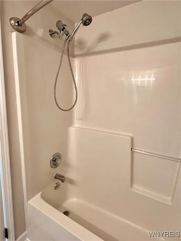 Tub/shower in master bath