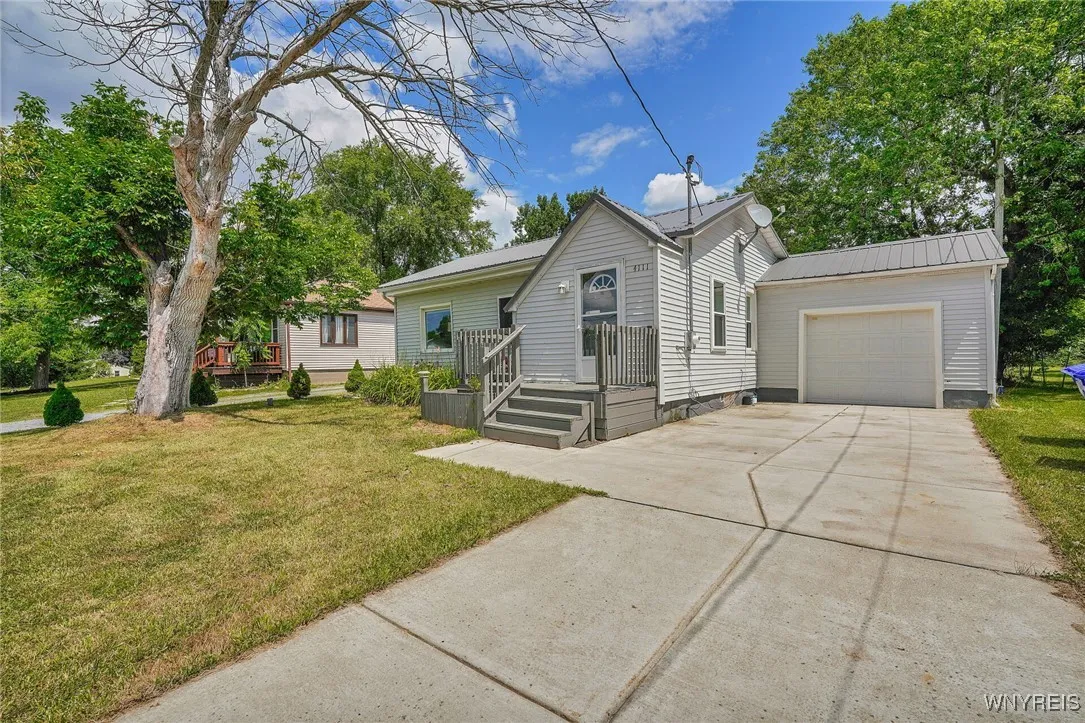 4111 Burke Parkway, Hamburg, New York 14219, Hamburg, New York 14219, 3 Bedrooms Bedrooms, 5 Rooms Rooms,1 BathroomBathrooms,Residential,For Sale,4111 Burke Parkway, Hamburg, New York 14219,B1625560
