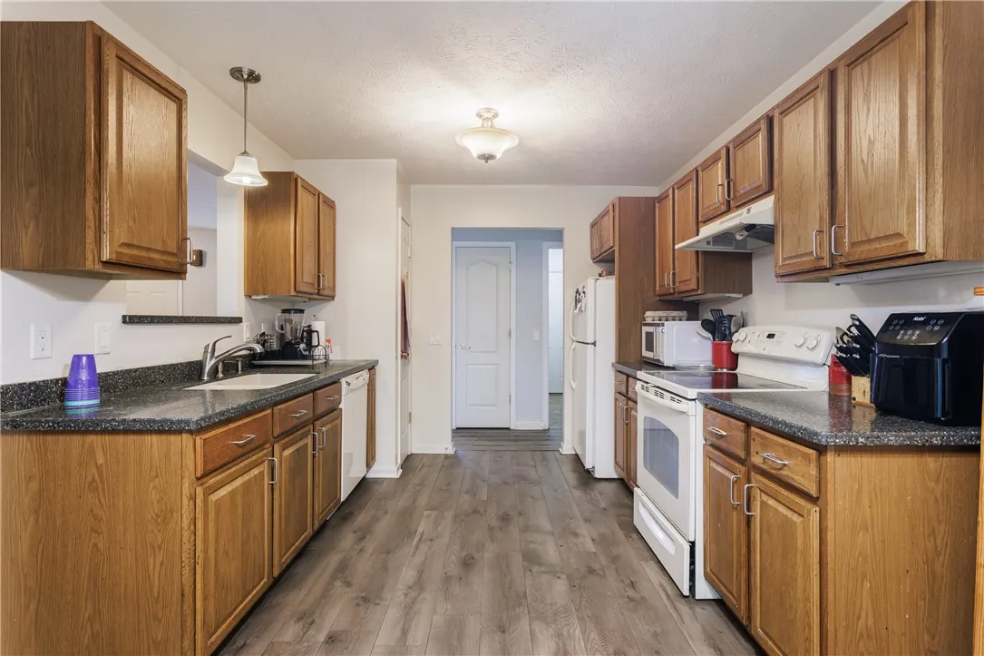 203 Westcombe Park, Henrietta, New York 14586, Henrietta, New York 14586, 3 Bedrooms Bedrooms, 7 Rooms Rooms,3 BathroomsBathrooms,Residential,For Sale,203 Westcombe Park, Henrietta, New York 14586,R1627322
