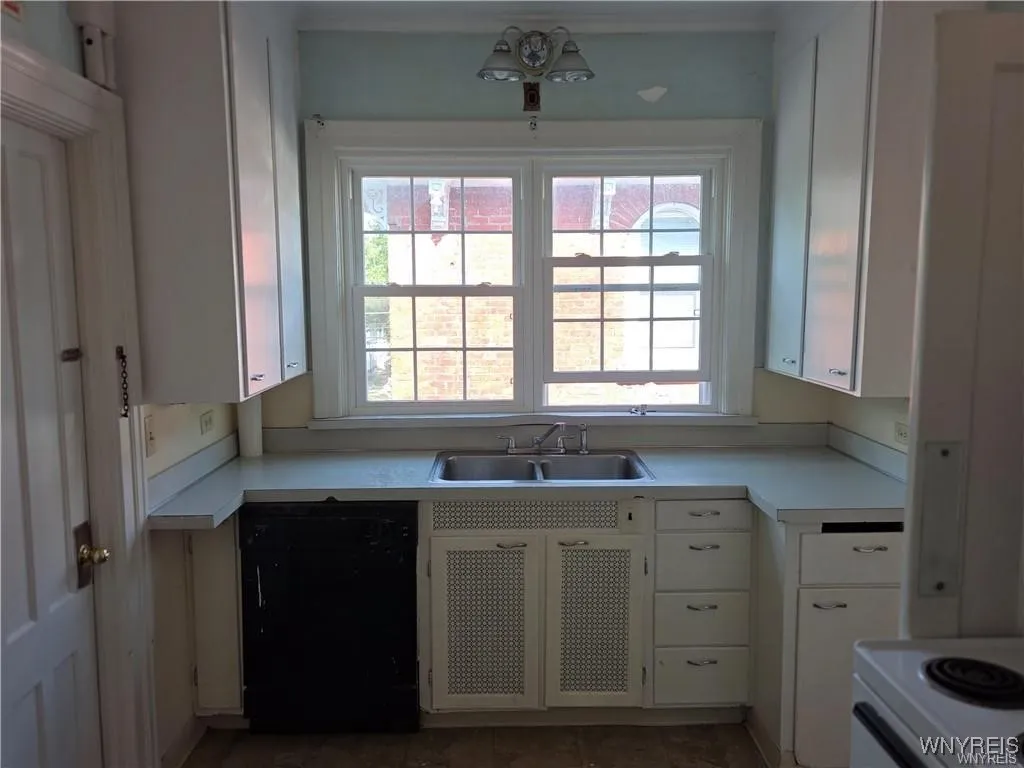 222 High Street, Lockport City, New York 14094, Lockport City, New York 14094, 4 Bedrooms Bedrooms, 10 Rooms Rooms,2 BathroomsBathrooms,Residential,Closed,222 High Street, Lockport City, New York 14094,0,B1627558