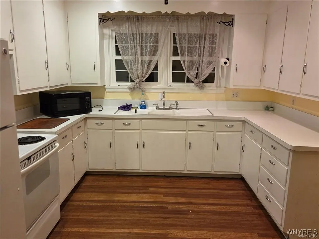 222 High Street, Lockport City, New York 14094, Lockport City, New York 14094, 4 Bedrooms Bedrooms, 10 Rooms Rooms,2 BathroomsBathrooms,Residential,Closed,222 High Street, Lockport City, New York 14094,0,B1627558
