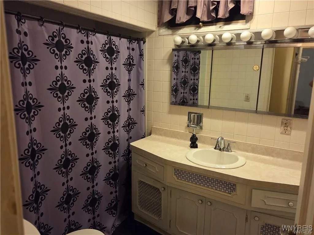 222 High Street, Lockport City, New York 14094, Lockport City, New York 14094, 4 Bedrooms Bedrooms, 10 Rooms Rooms,2 BathroomsBathrooms,Residential,Closed,222 High Street, Lockport City, New York 14094,0,B1627558