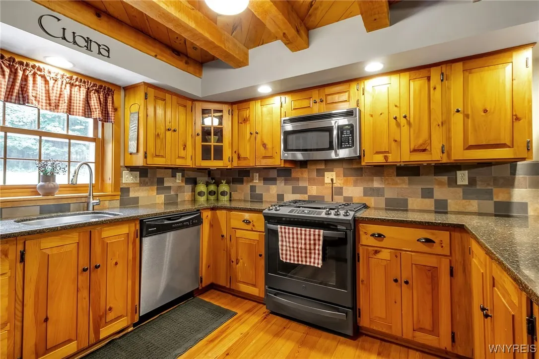 34 Cherrywood, Holland, New York 14080, Holland, New York 14080, 3 Bedrooms Bedrooms, 9 Rooms Rooms,2 BathroomsBathrooms,Residential,Closed,34 Cherrywood, Holland, New York 14080,0,B1627507