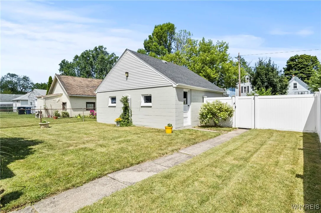 2236 Linwood Avenue, Niagara Falls, New York 14305, Niagara Falls, New York 14305, 3 Bedrooms Bedrooms, ,2 BathroomsBathrooms,Residential,Closed,2236 Linwood Avenue, Niagara Falls, New York 14305,0,B1627615