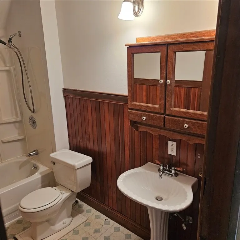 217 Merriman Street, Rochester, New York 14607, Rochester, New York 14607, 4 Bedrooms Bedrooms, 7 Rooms Rooms,2 BathroomsBathrooms,Residential Lease,For Rent,217 Merriman Street, Rochester, New York 14607,R1627660