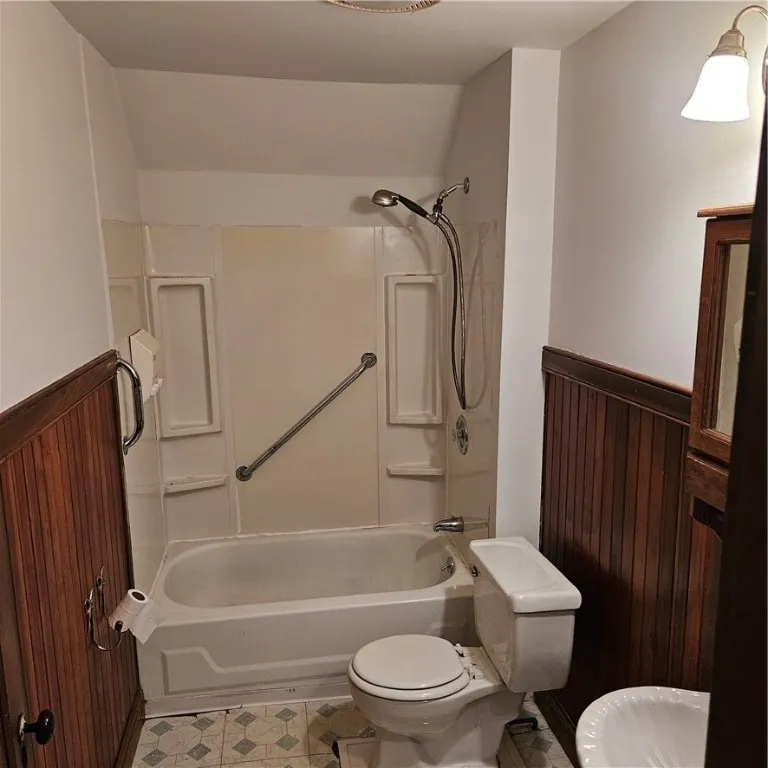 217 Merriman Street, Rochester, New York 14607, Rochester, New York 14607, 4 Bedrooms Bedrooms, 7 Rooms Rooms,2 BathroomsBathrooms,Residential Lease,For Rent,217 Merriman Street, Rochester, New York 14607,R1627660