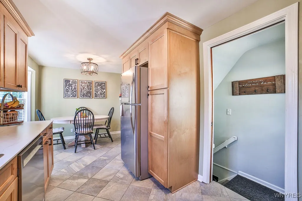 Side entrance leading to basement