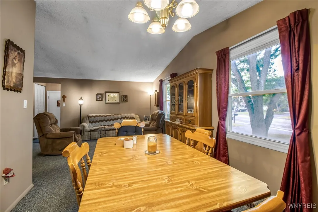 Eat-In Kitchen