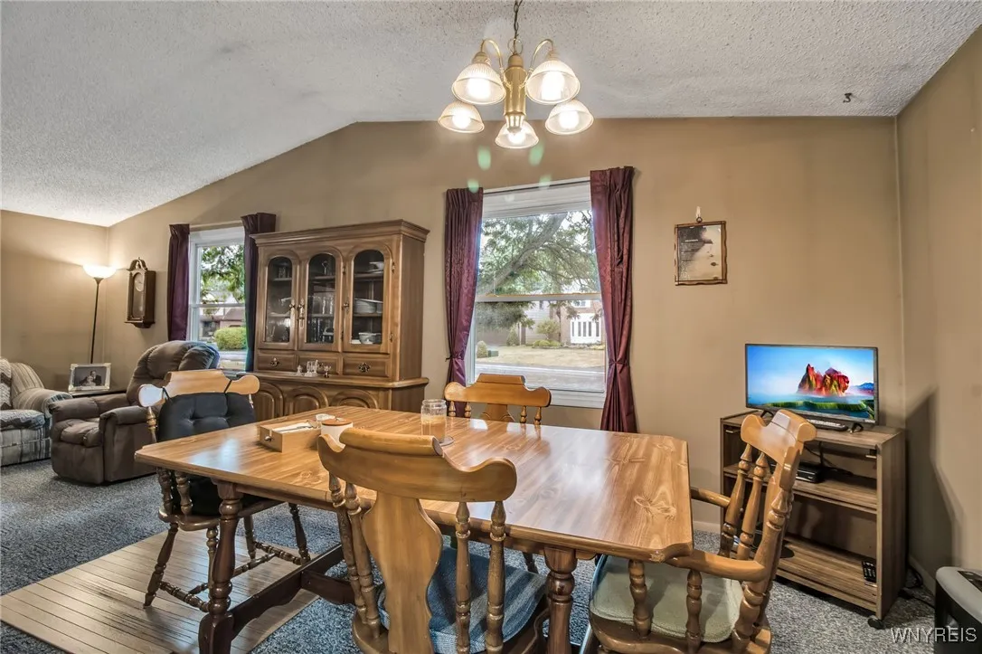 Eat-In Kitchen
