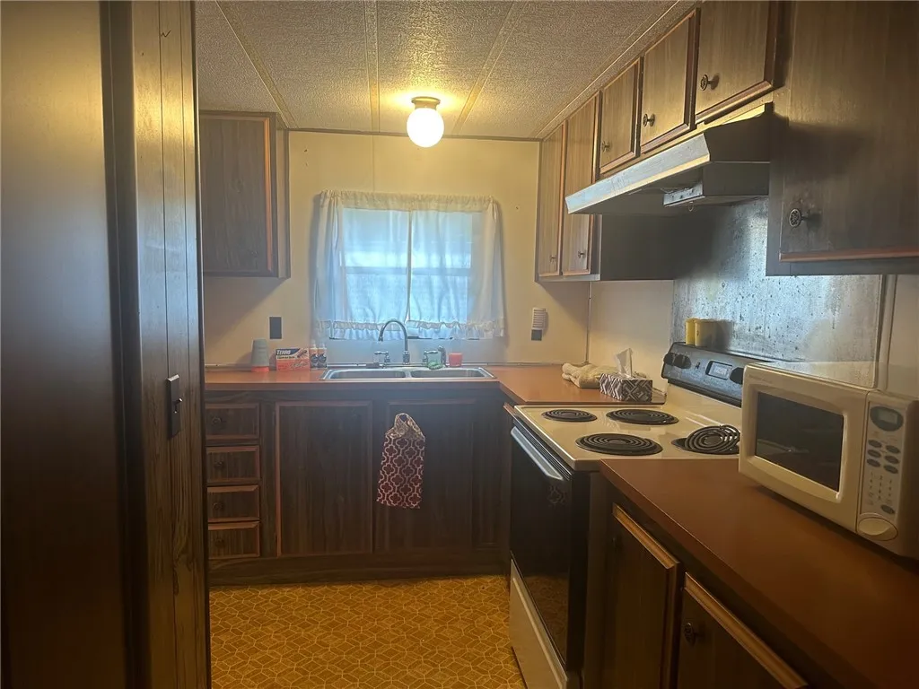 10 Fir Lane, Williamson, New York 14589, Williamson, New York 14589, 2 Bedrooms Bedrooms, 5 Rooms Rooms,2 BathroomsBathrooms,Residential,Closed,10 Fir Lane, Williamson, New York 14589,0,R1627774