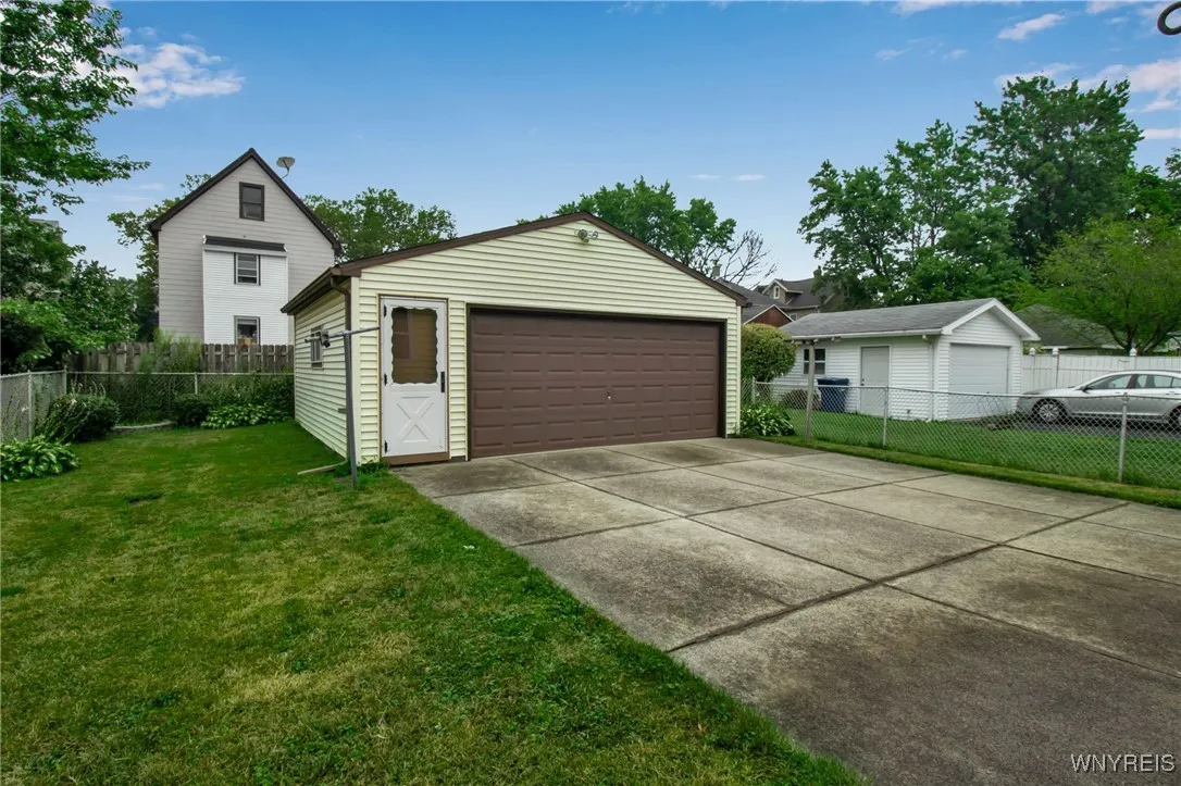 2.5 Car Garage