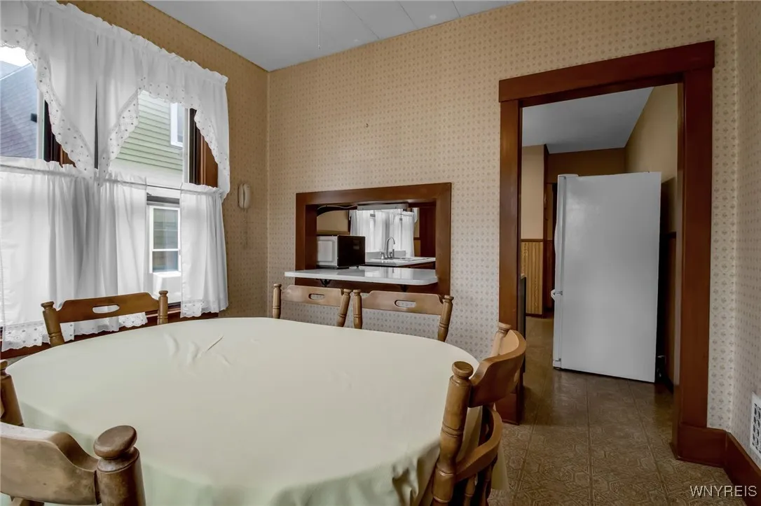 Dinette to Kitchen