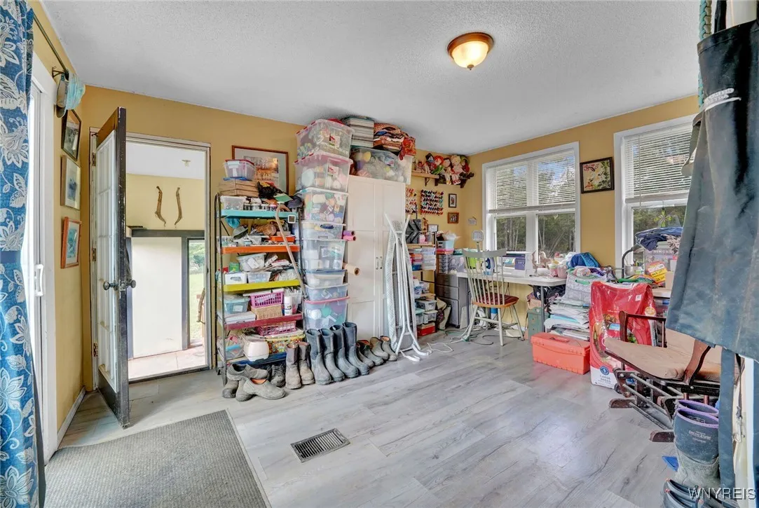 3rd bedroom currently used as a craft/storage room