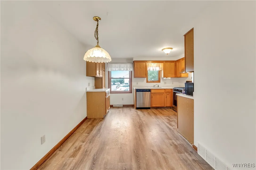 571 Burroughs Drive, Amherst, New York 14226, Amherst, New York 14226, 2 Bedrooms Bedrooms, 8 Rooms Rooms,1 BathroomBathrooms,Residential,For Sale,571 Burroughs Drive, Amherst, New York 14226,B1627870
