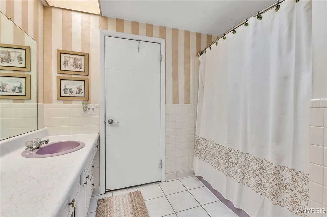 107 Autumnview Road, Amherst, New York 14221, Amherst, New York 14221, 4 Bedrooms Bedrooms, 9 Rooms Rooms,2 BathroomsBathrooms,Residential,For Sale,107 Autumnview Road, Amherst, New York 14221,B1627873