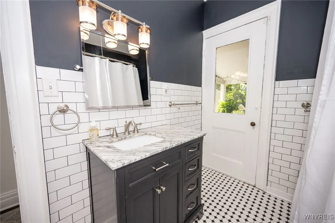 699 Auburn Avenue, Buffalo, New York 14222, Buffalo, New York 14222, 4 Bedrooms Bedrooms, 8 Rooms Rooms,1 BathroomBathrooms,Residential,For Sale,699 Auburn Avenue, Buffalo, New York 14222,B1627832