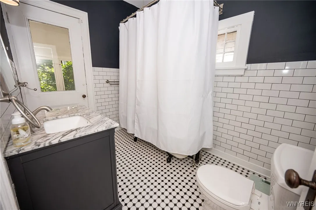 699 Auburn Avenue, Buffalo, New York 14222, Buffalo, New York 14222, 4 Bedrooms Bedrooms, 8 Rooms Rooms,1 BathroomBathrooms,Residential,For Sale,699 Auburn Avenue, Buffalo, New York 14222,B1627832