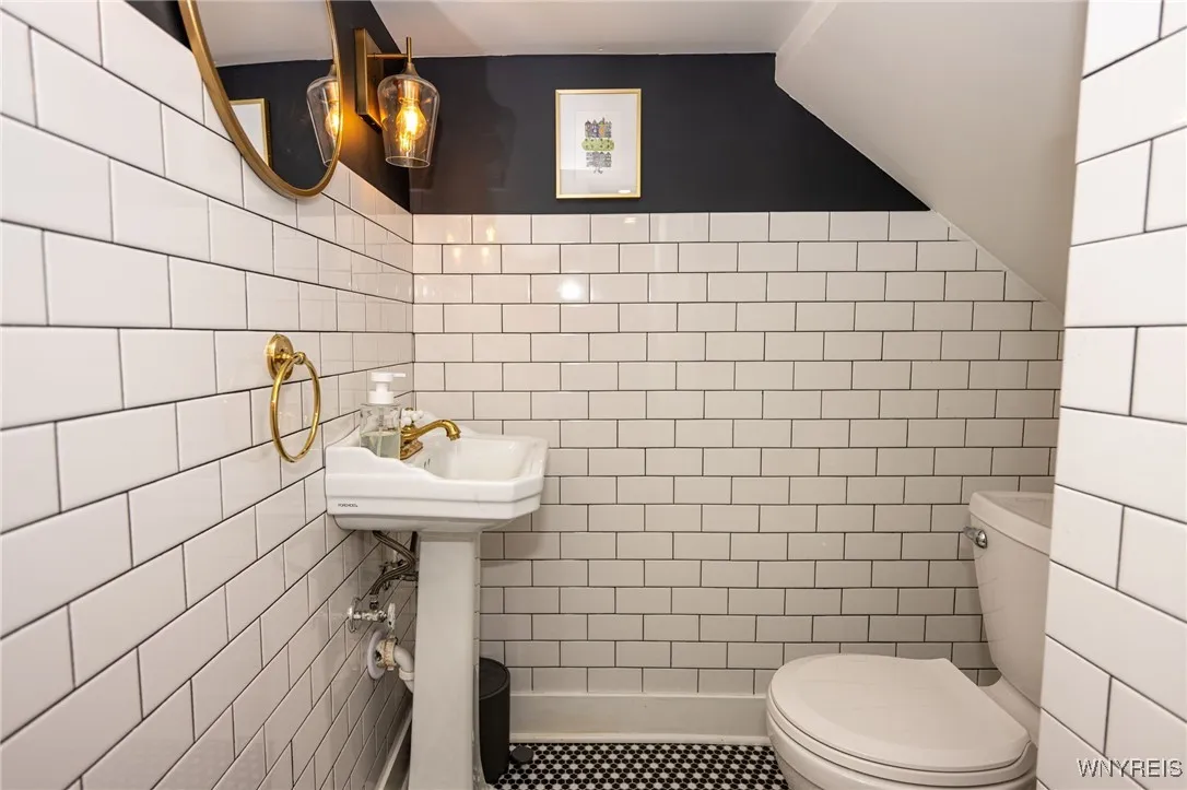 699 Auburn Avenue, Buffalo, New York 14222, Buffalo, New York 14222, 4 Bedrooms Bedrooms, 8 Rooms Rooms,1 BathroomBathrooms,Residential,For Sale,699 Auburn Avenue, Buffalo, New York 14222,B1627832