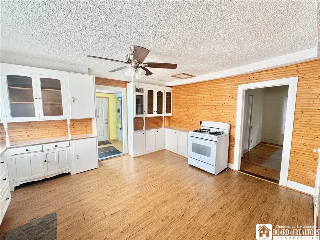 8 Cleveland Avenue E, Pomfret, New York 14752, Pomfret, New York 14752, 4 Bedrooms Bedrooms, 9 Rooms Rooms,2 BathroomsBathrooms,Residential,Closed,8 Cleveland Avenue E, Pomfret, New York 14752,0,R1628016