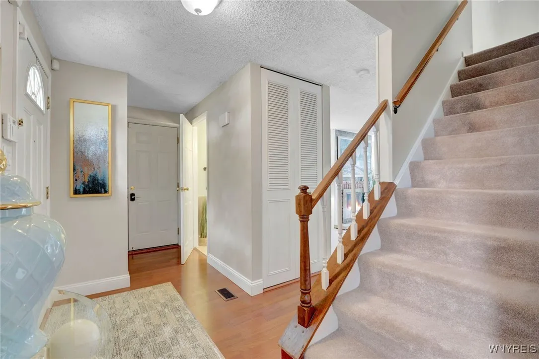 LOVELY FOYER TO GREET GUESTS