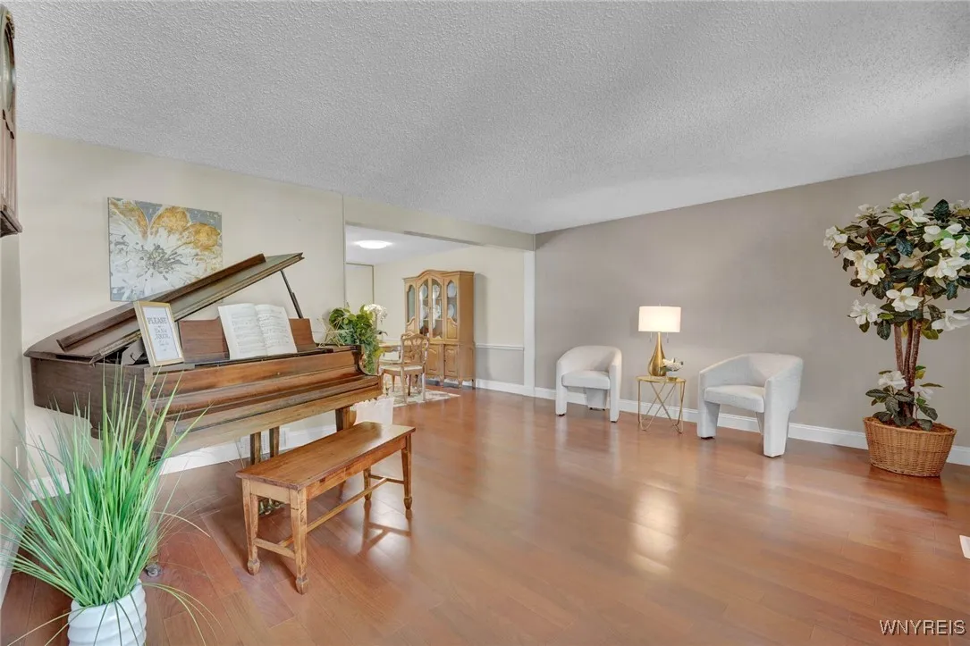 ELEGANY LIVING ROOM
