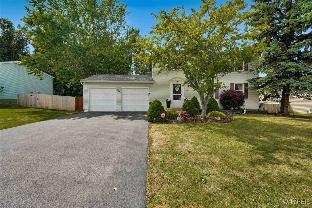 5007 Overlook Point, Hamburg, New York 14075, Hamburg, New York 14075, 4 Bedrooms Bedrooms, 8 Rooms Rooms,1 BathroomBathrooms,Residential,For Sale,5007 Overlook Point, Hamburg, New York 14075,B1627837