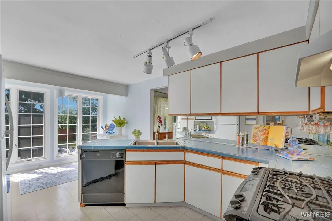 WALL OF WINDOWS OVERLOOKS BACKYARD!