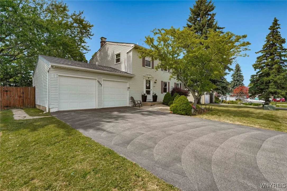 5007 Overlook Point, Hamburg, New York 14075, Hamburg, New York 14075, 4 Bedrooms Bedrooms, 8 Rooms Rooms,1 BathroomBathrooms,Residential,For Sale,5007 Overlook Point, Hamburg, New York 14075,B1627837