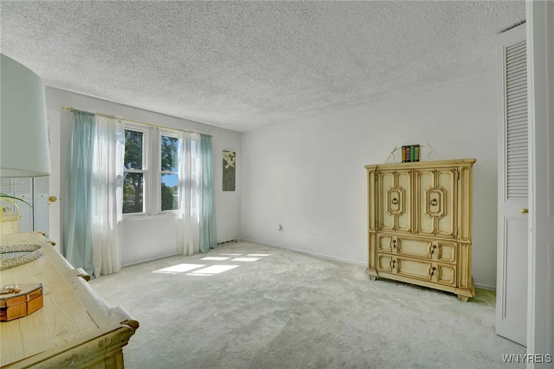 5007 Overlook Point, Hamburg, New York 14075, Hamburg, New York 14075, 4 Bedrooms Bedrooms, 8 Rooms Rooms,1 BathroomBathrooms,Residential,For Sale,5007 Overlook Point, Hamburg, New York 14075,B1627837