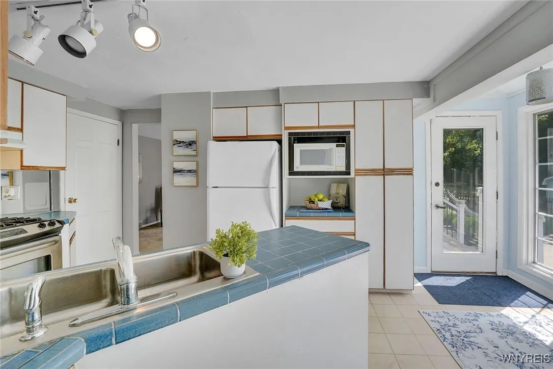 UNIQUE LAYOUT IN BRIGHT WHITE KITCHEN