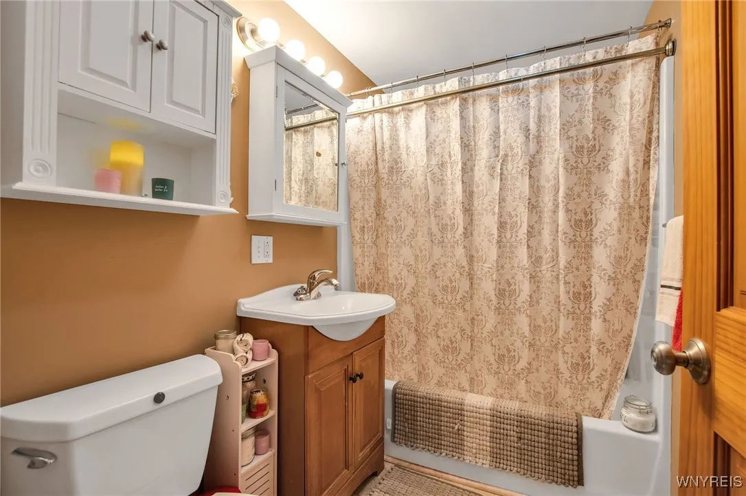 218 Garrison Road, Amherst, New York 14221, Amherst, New York 14221, 3 Bedrooms Bedrooms, 8 Rooms Rooms,2 BathroomsBathrooms,Residential,For Sale,218 Garrison Road, Amherst, New York 14221,B1628132