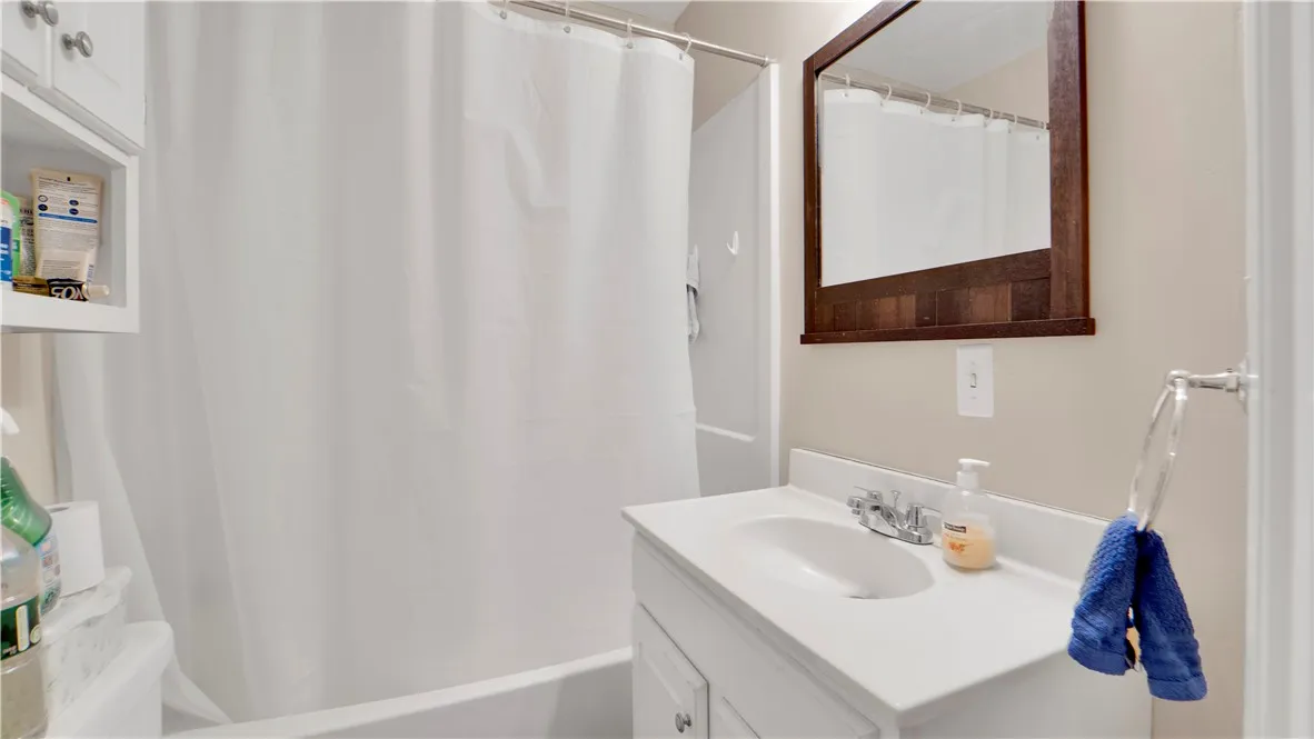 Upper Unit Full Bathroom
