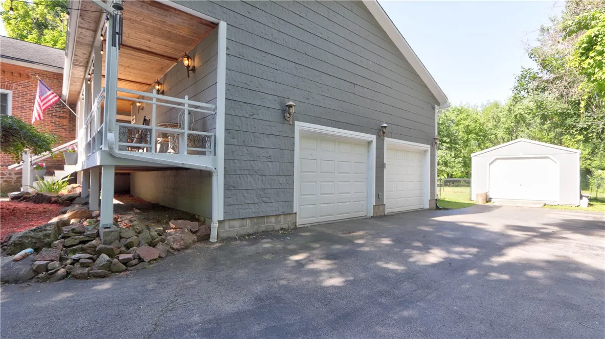 2.5 Car Garage