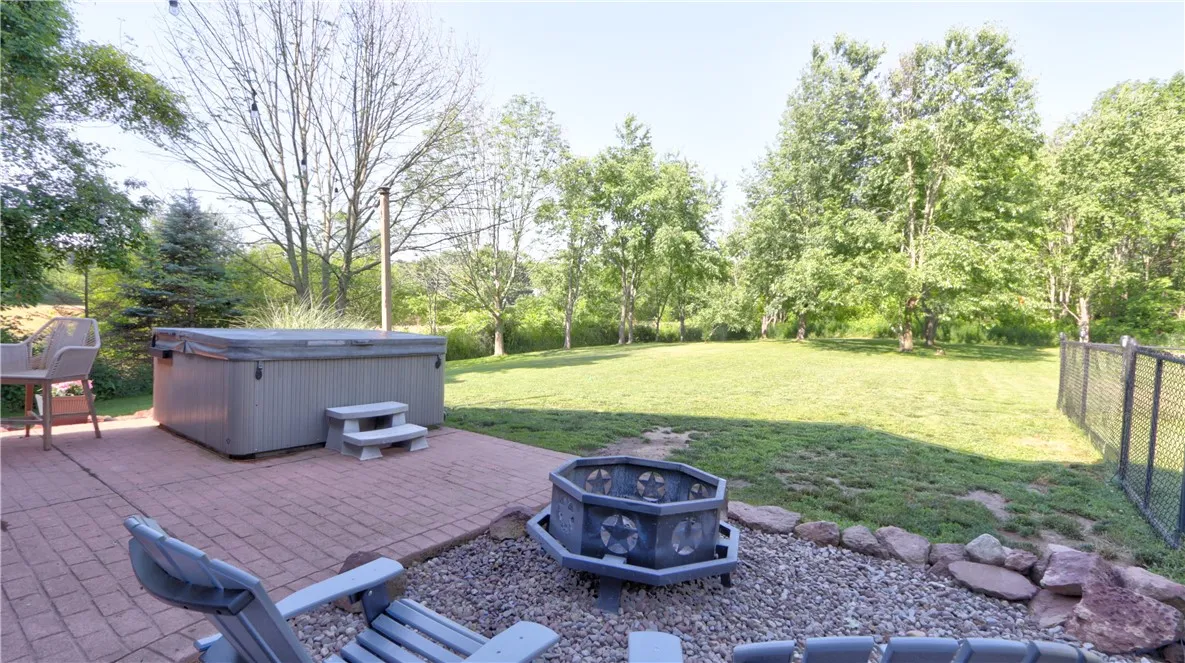 Patio w/ hot tub