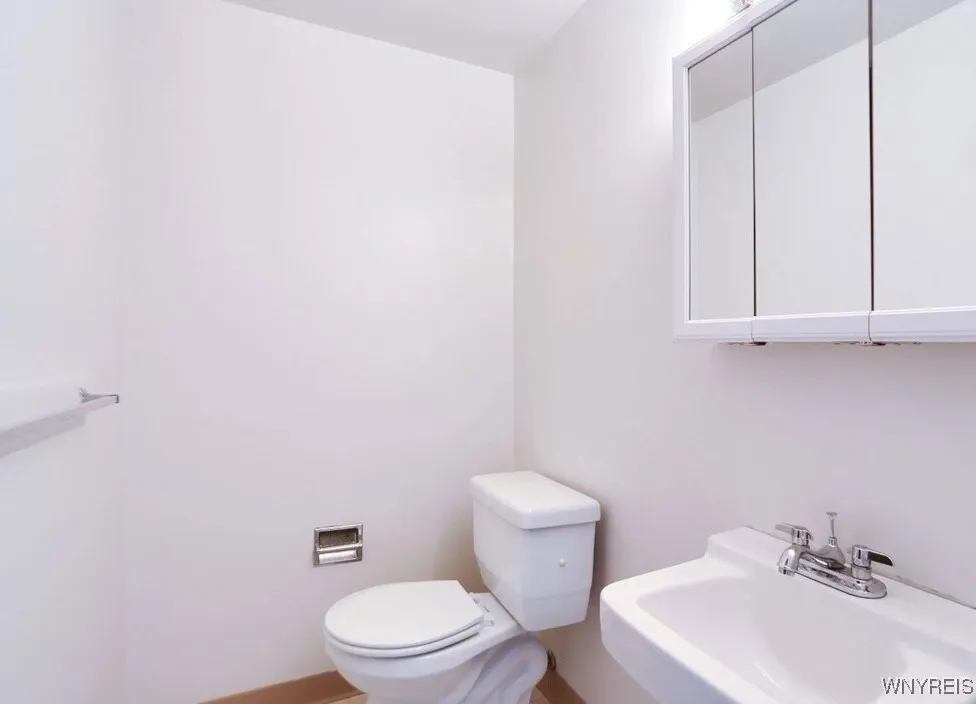 258 Left Sundridge, Amherst, New York 14228, Amherst, New York 14228, 3 Bedrooms Bedrooms, 5 Rooms Rooms,1 BathroomBathrooms,Residential Lease,For Rent,258 Left Sundridge, Amherst, New York 14228,B1628162