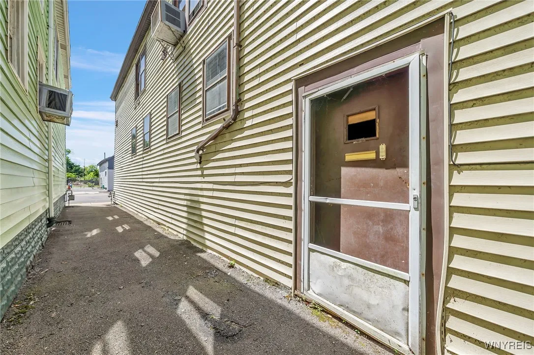 824 Clinton Street, Buffalo, New York 14210, Buffalo, New York 14210, 3 Bedrooms Bedrooms, ,4 BathroomsBathrooms,Residential,For Sale,824 Clinton Street, Buffalo, New York 14210,B1620224