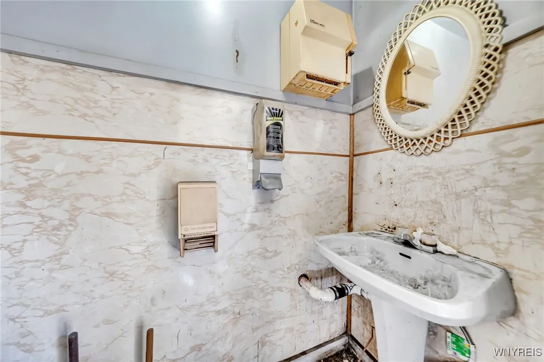 824 Clinton Street, Buffalo, New York 14210, Buffalo, New York 14210, 3 Bedrooms Bedrooms, ,4 BathroomsBathrooms,Residential,For Sale,824 Clinton Street, Buffalo, New York 14210,B1620224